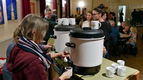 Am vierten Adventsamstag regnete es und daher musste der Punsch im Pfarrsaal ausgeschenkt werden. 