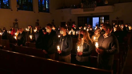 Zur Auferstehungsfeier am 17.April 2022 um 5 Uhr kamen trotz früher Stunde fast 90 Messbesucher.