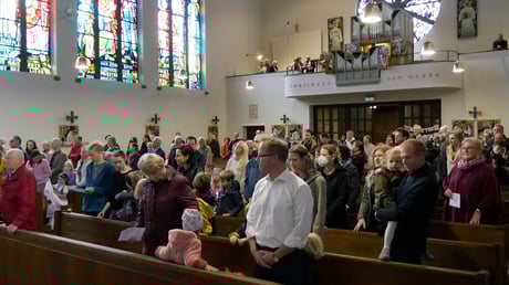 Seit 1.Juni 2022 braucht man keine Masken mehr zu tragen und das gilt auch weiterhin im Herbst, Das Tragen einer FFP2 Maske nur auf freiwilliger Basis. Foto von der Erntedank-Messe am 2.Oktober 2022.