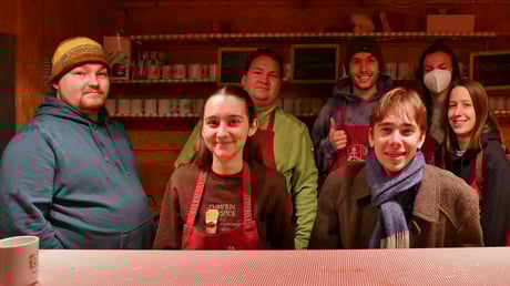 Vierter Advent-Samstag: Mit viel Herz und Einsatz gestaltete die Jugend den Punschütten-Abend.