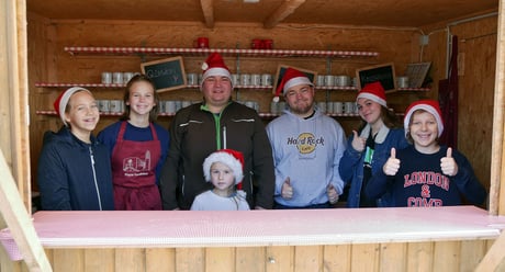 Die Ministranten als Punschhütten Team am zweiten Adventsonntag.