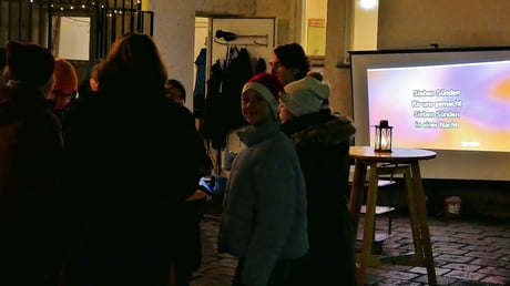 Zweiter Advent-Samstag: Wer sich traute konnte sich als Karaoke SängerIn beweisen und die Liedertexte, die auf einer Leinwand synchron eingeblendet wurden, mitsingen.