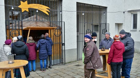 Vierter Advent-Sonntag: Es war sonnig aber sehr kalt und viele hielten sich lieber beim Pfarrkaffee im Pfarrsaal auf. Und manche holten sich den Punsch von draußen.