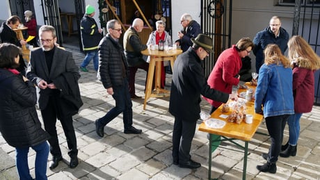 Am zweiten Adventsonntag war es frühlingshaft mild. Vor der Punschhütte verkauften SchülerInnen der Fachsscule für Gatsronomie in der Bergheidengasse Kekse, um damit 200 Portionen Essen in der Gruft zu spenden.