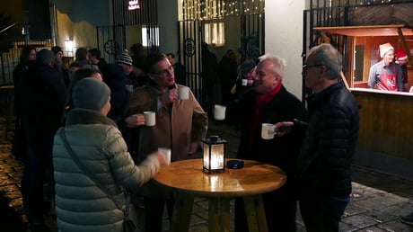 24.Dezember nach der Christmette: die Punschhütte war noch ein letztes Mal in diesem Winter geöffnet.
