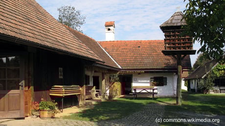 Dienstag: In Gerersdorf Besuch des Freilichtmuseums mit alten strohgedeckten Wohn- und Wirtschaftsgebäuden und bäuerlichen Geräten der letzten 3 Jahrhunderte.