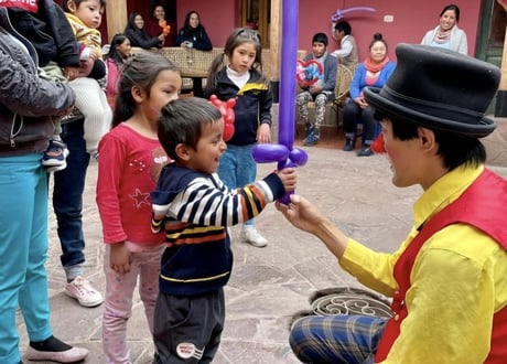 ほっほさんがバルーンアートプレゼントしている様子。子ども向け出張イベント案内