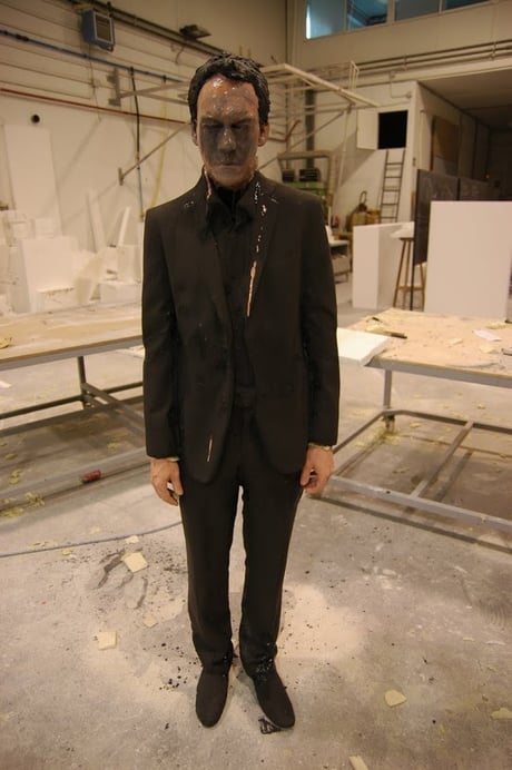 escultura de hombre fu man