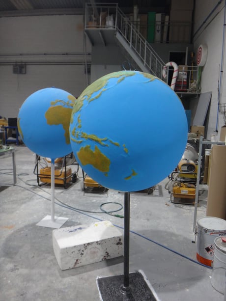 esfera mundi en relieve, con pie