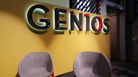 letras pared en stand