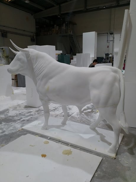 Toro talla en poliespan, tamaño natural