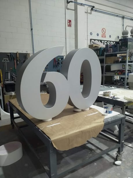 Número 60 pintado en gris plata