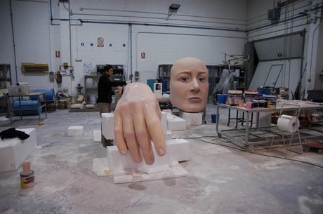 Rostro y Mano Gigante