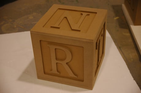 Cubos de letras en relieve, decoración de escaparates