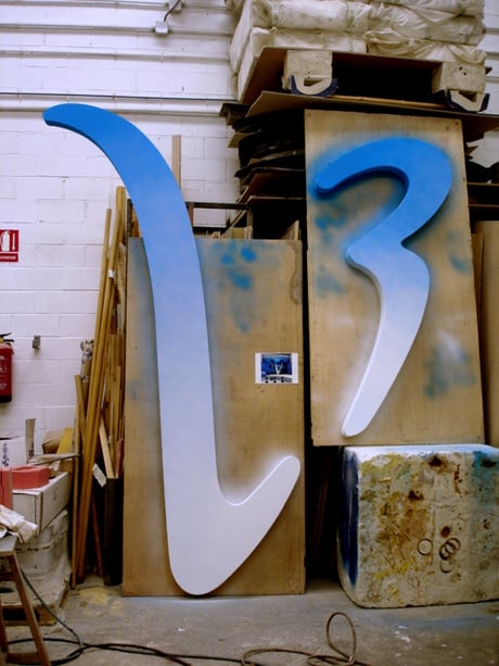 logo gigante para escenario