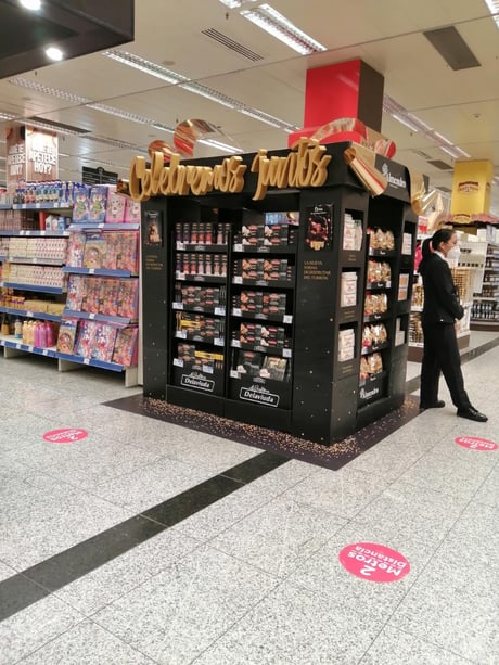 Letras corpóreas en punto de venta - Grandes Almacénes