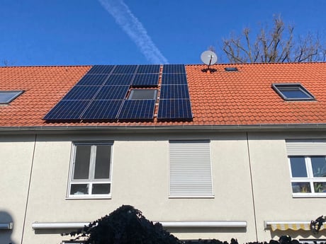 Photovoltaikanlage auf Reihenhaus montiert © iKratos