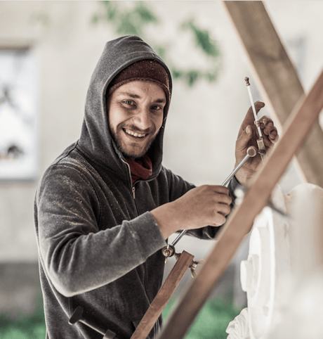 Steinmetz am Gipsmodell beim Punktieren