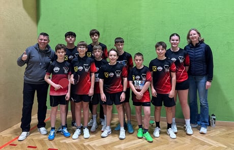 TTV-Starter: Vincent Krämer, Nemanja Mirkovic, Sebastian Thalhammer, Daniel Trzil, Raphael Hofmann, Maxi Ertl, Sylvester Raschbauer, Oskar Thurner, Tobias Dittrich und Magdalena Moser mit Albert und Martina Wilder.