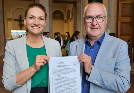 Gesundheitsministerin Judith Gerlach und der Landtagsabgeordnete Helmut Schnotz nach der Verabschiedung des CSU-Papiers für mehr Mediziner im Freistaat.