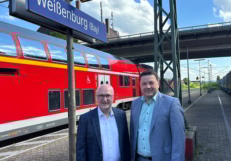 Helmut Schnotz (links) und Tobias Kamm (rechts) freuen sich, dass es mit dem barrierefreien Bahnhof Weißenburg vorangeht.