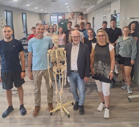 v.l.n.r: Simon Dietrich (Klassensprecher), Gottfried Hois (Geschäftsführer), Helmut Schnotz (MdL), und Janett Herklotz (Klassenlehrerin) - Foto: Janine Lohrey