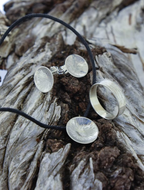 Trifft Licht auf ein strukturiertes Schmuckstück, entsteht durch das unterschiedlich reflektiere Licht ein ganz individueller Glanz. Möchtest du dir ein Schmuckstück mit dieser Oberflächenbehandlung selber anfertigen? Dann ist dieser Kurs das Richtige.