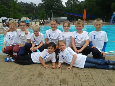 Die glücklichen Kinder nach einem erfolgreichen Wettkampf