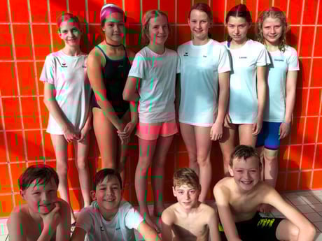 Die Aktiven vor dem Start: Sinja Brandes, Chelsea Nwosu, Kira Sohrmann, Ina Köllemann, Leonie Haering, Danyelle Behnisch (hinten von links), Max Hallau, David Munteanu, Liam Neumann, David Lange (vorne von links; es fehlen Alexandrea und Nina Savitschev)