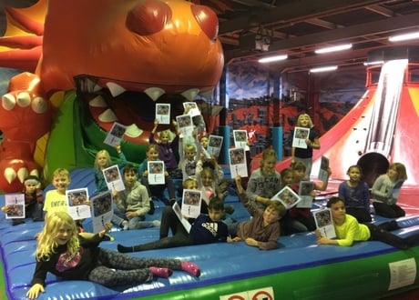 Alle mit Urkunden vor der Krake