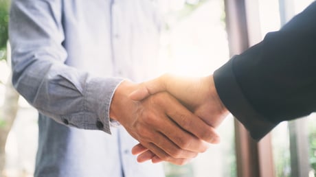 Angesteller und Arbeitgeber geben sich die Hand