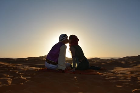モロッコ・サハラ砂漠の夕日を背景に、ロマンチックなフォトウェディング撮影が出来ました。