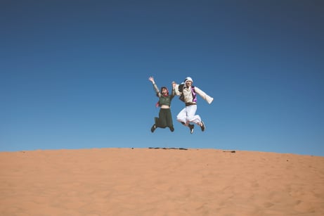 モロッコ/ウェディングフォト/定番の「ジャンプで撮影」に喜ぶお二人(笑)♡