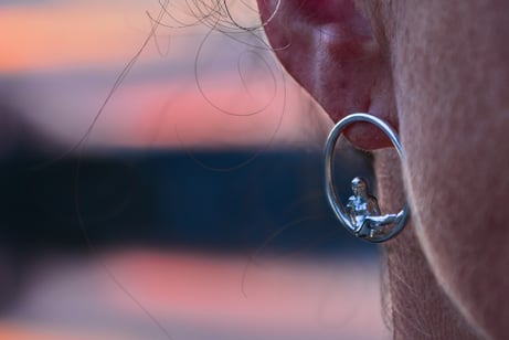 Dieses Halscollie gestaltete Iela Scherrer aus echten Natur Perlen welche ich mit Silberfassungen veredelte. Der einzigartige Unikat Schmuck wurde von ihr entworfen und von Hand in ihrer Atelier und Werkstatt in Schaffhausen Schweiz angefertigt.