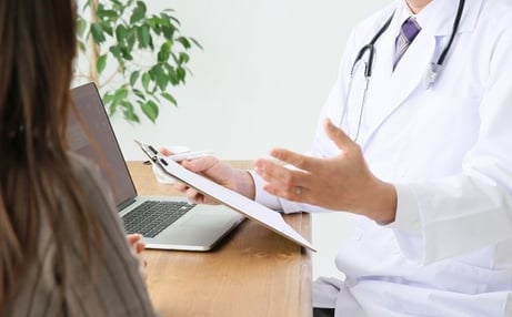 カウンセリングを行う白衣の男性