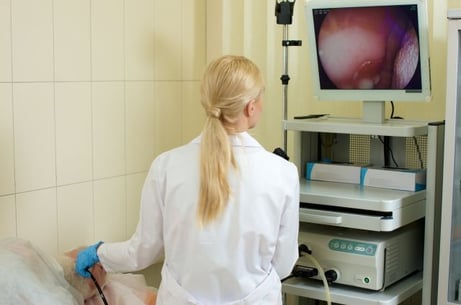 医療機器を扱う女性