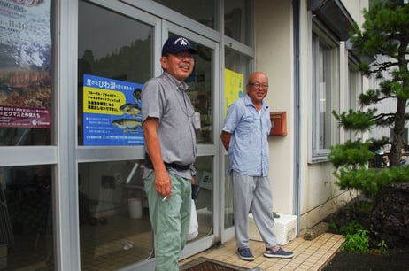 大浦漁港の西浅井漁協前にて、記念撮影！　奥が近藤キャプテン、手前は北湖西岸の新旭にある「鱒屋」の品川キャプテン。呉越同舟？　いえいえそんなことはありません