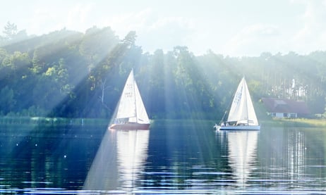 Falko, Birgit und Stephan auf dem R Boot, vor Daniel und Kerstin im Nissen 23