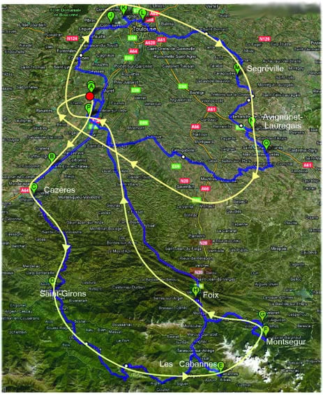 blaue Linie: mgl. Route mit dem Auto; gelbe Linie: angenäherte Flugroute // blue line: possible route with car; yellow line: air route