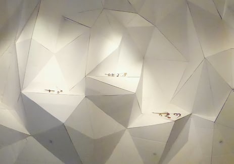 Mit dieser Rauminstallation in der Tempo Garage II wollte ich dem Betrachter aufzeigen, was alles aus entsorgtem Karton entstehen kann. Ich bin der Ansicht, dass unsere heutige Konsumgesellschaft hohen Materialverschleiss mit sich bringt. iela Scherrer.