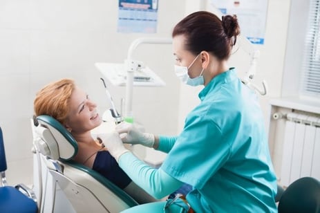 歯を診ている女性