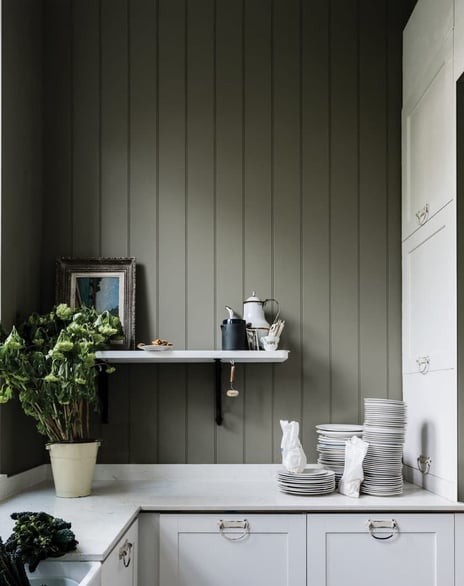 lambris peints en vert foncé