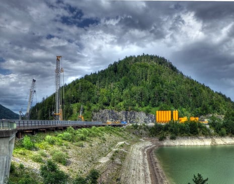 Die Baustelle am Sylvensteindamm mit der einspurigen Behelfsbrücke (07.07.2012) - im Hintergrund der Brandkopf (1.258m)