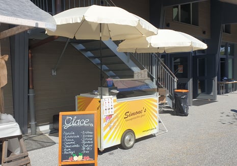 Mit dem auffälligen Piaggio-Dreirad, mit grossen oder kleinen Glace-Ständen fahren sie zu Hochzeiten, Familienfesten und Firmenfeiern.