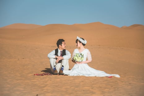モロッコ・サハラ砂漠/白いウェディングドレス姿がとても映えます！