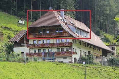 Die Wohnung befindet sich in den oberen beiden Stockwerken