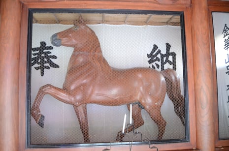 2022年9月9日　後藤貞行作の金華山号の木像。明治天皇の愛馬は水沢で見染め御買上