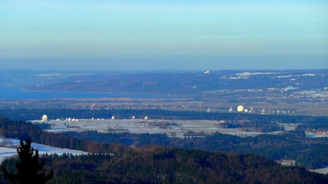 Blick vom Peissenberg auf  die Bodenstationen von Raisting (rechts) und Lichtenau (links)