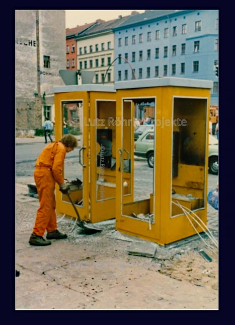 Nach dem Tag voller Ereignisse und der anschließenden Nacht blieben nur Trümmer zurück. Mittlerweile auch schon historisch: Telefonzellen. Hier noch in der gelben eckigen Ausführung der Deutschen Bundespost.