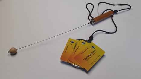 Frequenzkarten liegend auf der Transmitterscheibe mit Energierute